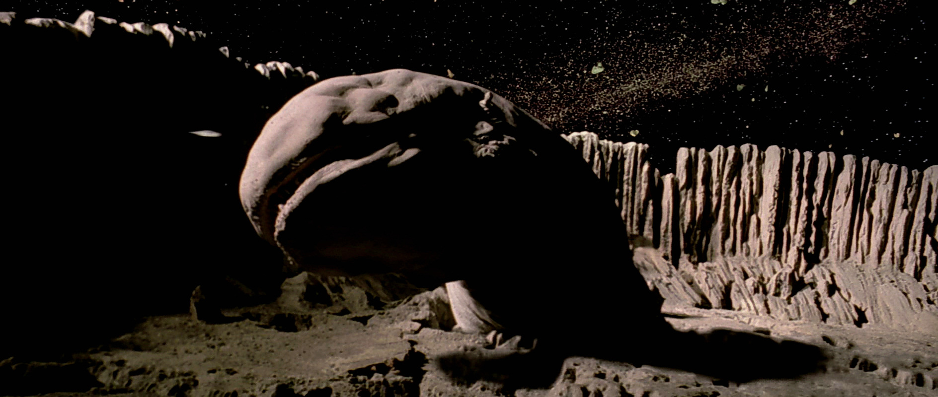 Gigantesque créature de cauchemar